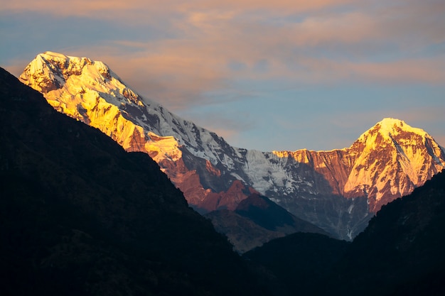 Picos de roca en la cordillera de Annapurna con la luz del amanecer, Nepal