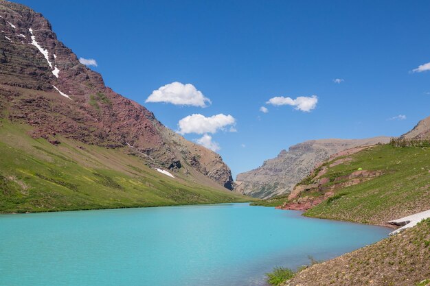 Picos rochosos pitorescos do Parque Nacional Glacier Montana EUA Belas paisagens naturais