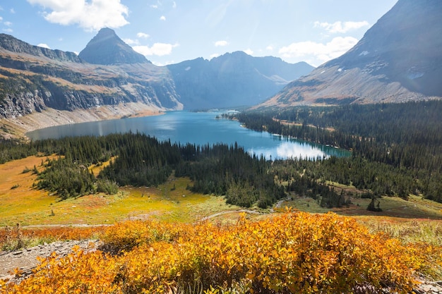 Picos rochosos pitorescos do Parque Nacional Glacier Montana EUA Temporada de outono Belas paisagens naturais