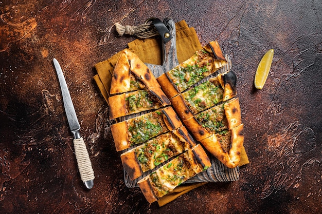 Pide al horno turco tradicional Aperitivo de Oriente Medio Pizza turca Fondo oscuro Vista superior