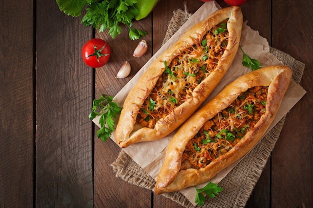 Pide comida turca tradicional con carne y verduras