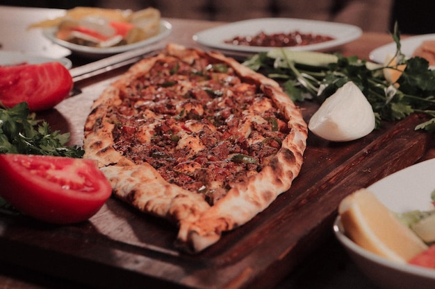 Foto pide de prato assado tradicional turco pide de pizza turca aperitivos do oriente médio cozinha turca