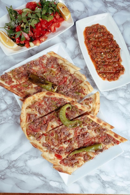 Pide de prato assado tradicional turco Pide de pizza turca Aperitivos do Oriente Médio Cozinha turca