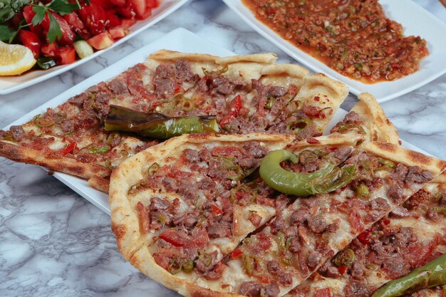 Pide de prato assado tradicional turco Pide de pizza turca Aperitivos do Oriente Médio Cozinha turca