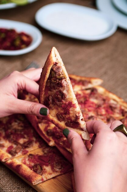 Pide de prato assado tradicional turco Pide de pizza turca Aperitivos do Oriente Médio Cozinha turca