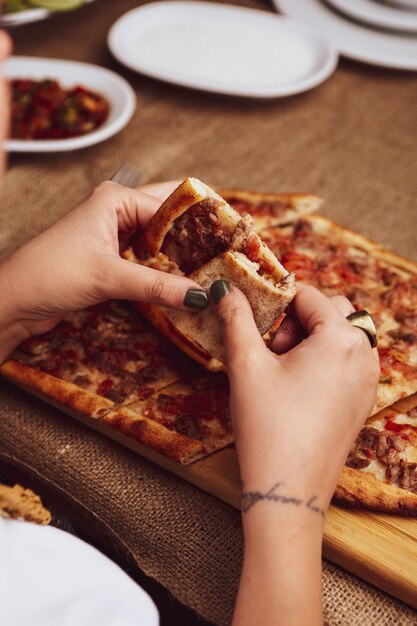 Pide de prato assado tradicional turco Pide de pizza turca Aperitivos do Oriente Médio Cozinha turca