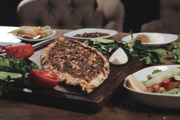 Pide de prato assado tradicional turco Pide de pizza turca Aperitivos do Oriente Médio Cozinha turca