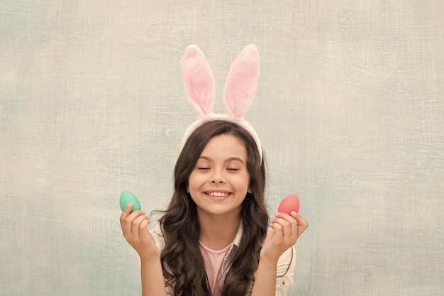 Pide un deseo Niña con huevos de Pascua y conejito Felices Pascuas Niña bonita preparándose para la búsqueda de huevos de Pascua de Pascua preparándose para la celebración es primavera Regalos y regalos navideños