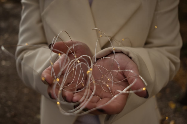 Pide un deseo palabra sobre mano con luz bokeh