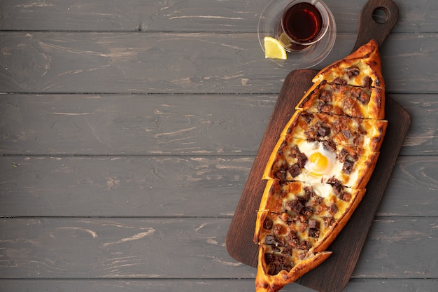 Pide pan plano relleno turco en mesa de madera gris