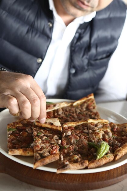 Pide plato turco tradicional al horno. Pide pizza turca, aperitivos de Oriente Medio. Cocina turca.