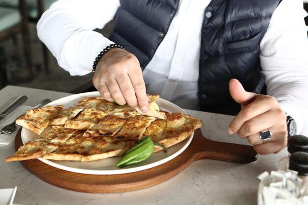 Pide plato turco tradicional al horno. Pide pizza turca, aperitivos de Oriente Medio. Cocina turca.