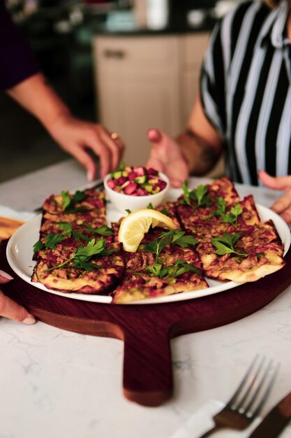 Pide plato turco tradicional al horno. Pide pizza turca, aperitivos de Oriente Medio. Cocina turca.