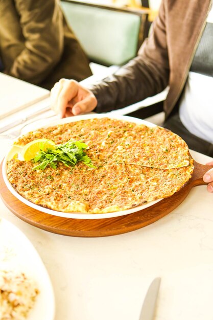 Pide plato turco tradicional al horno. Pide pizza turca, aperitivos de Oriente Medio. Cocina turca.