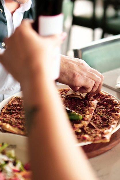 Pide plato turco tradicional al horno. Pide pizza turca, aperitivos de Oriente Medio. Cocina turca.