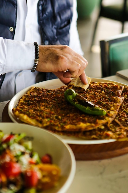 Pide tradicional do prato assado turco. Pide de pizza turca, aperitivos do Oriente Médio. cozinha turca.