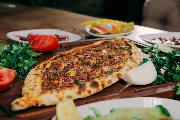 Pide tradicional do prato assado turco. Pide de pizza turca, aperitivos do Oriente Médio. cozinha turca.