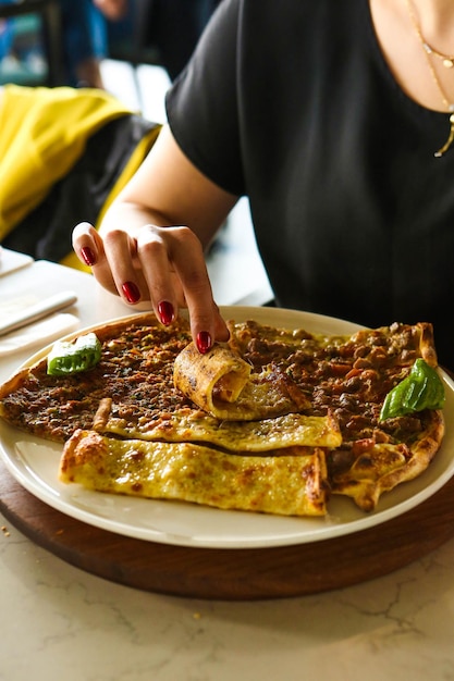 Pide tradicional do prato assado turco. Pide de pizza turca, aperitivos do Oriente Médio. cozinha turca.