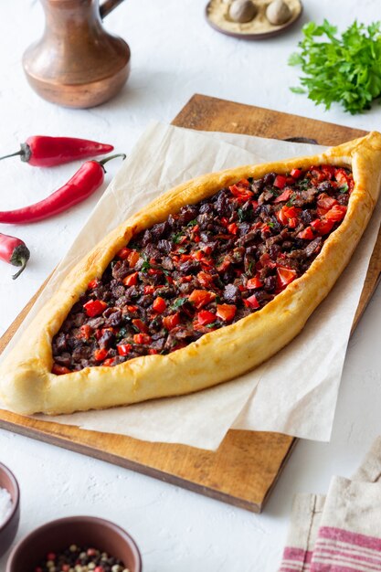 Pide turca tradicional com carne. Cozinha turca. Comida nacional.