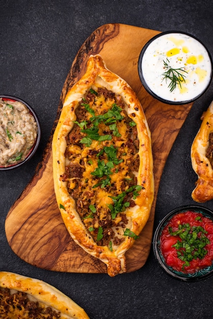 Pide turca tradicional com carne