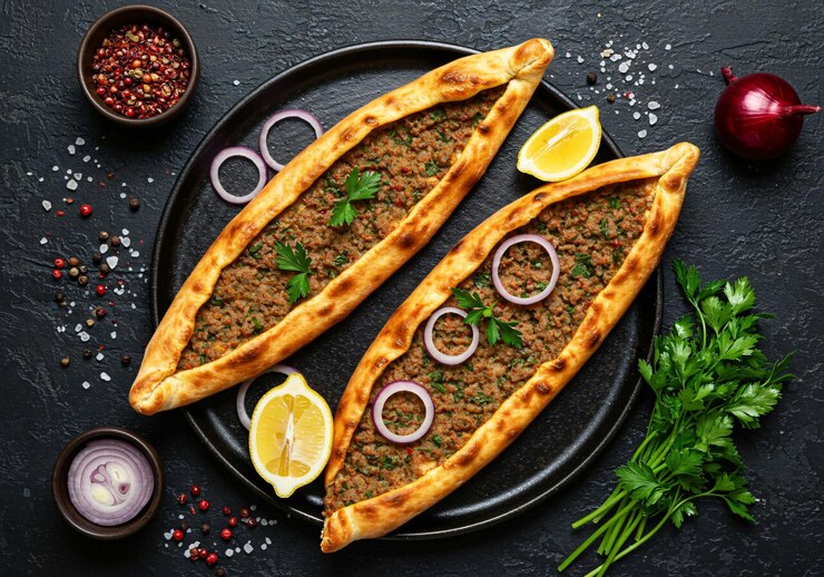 Pide turco con carne y verduras