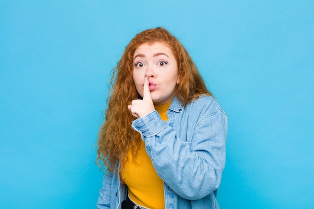 pidiendo silencio y silencio, gesticulando con el dedo frente a la boca, diciendo shh o guardando un secreto