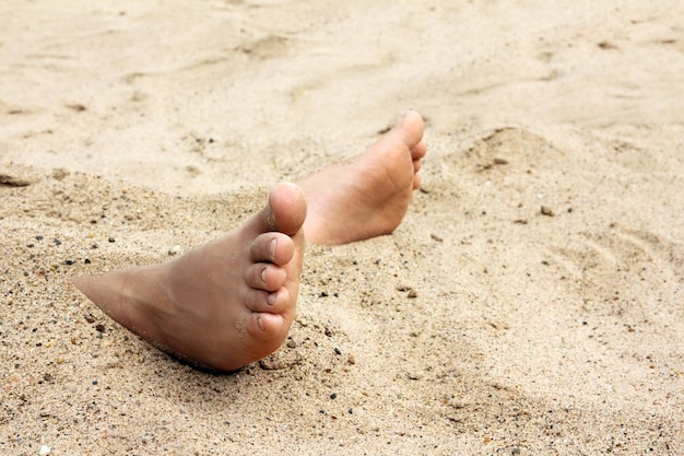 Pie descalzo en la arena