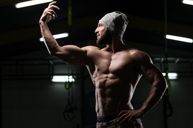 De pie fuerte en el gimnasio