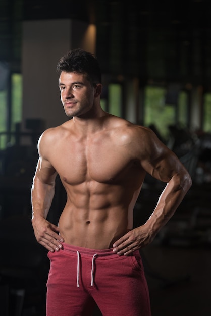 De pie fuerte en el gimnasio