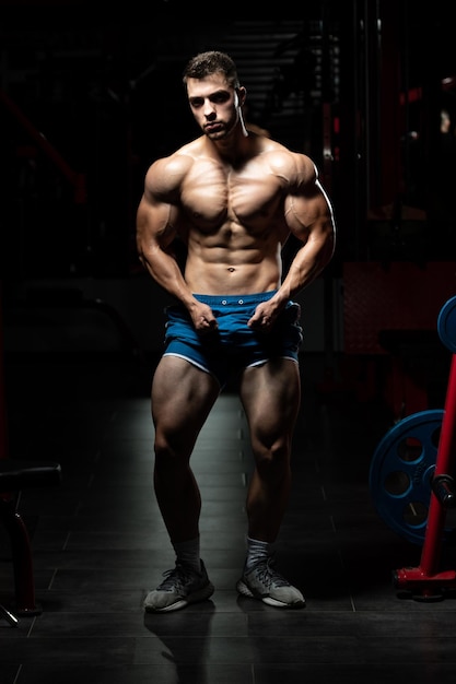 De pie fuerte en el gimnasio