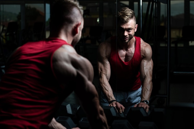 De pie fuerte en el gimnasio