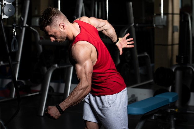 De pie fuerte en el gimnasio