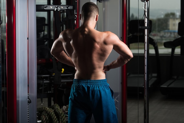 De pie fuerte en el gimnasio