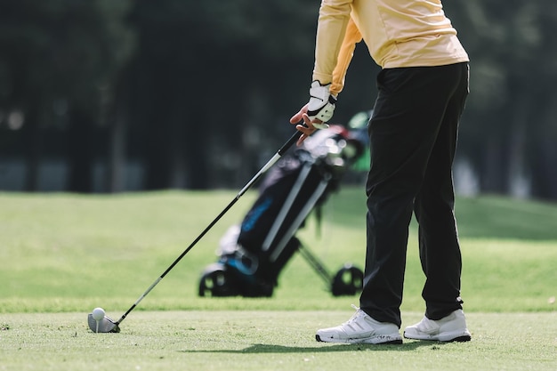 Pie de golfista con poner espacio de copia de pelota de golf