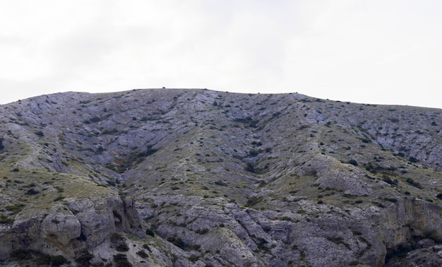 Foto el pie de una gran montaña de coral temprano en la mañana