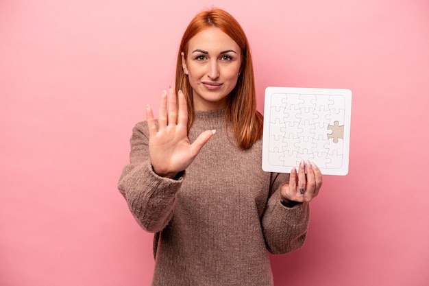 De pie con la mano extendida que muestra la señal de alto que le impide