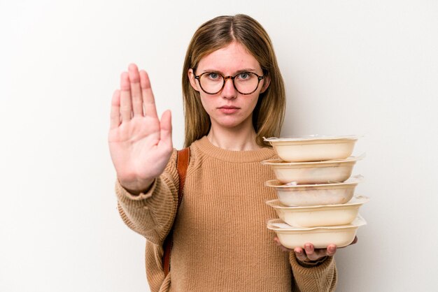 De pie con la mano extendida que muestra la señal de alto que le impide