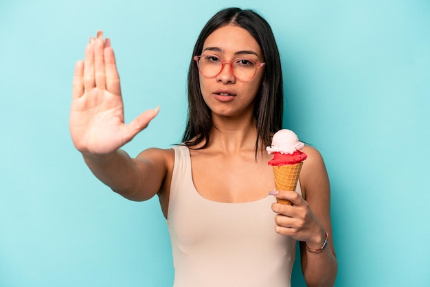 De pie con la mano extendida que muestra la señal de alto que le impide