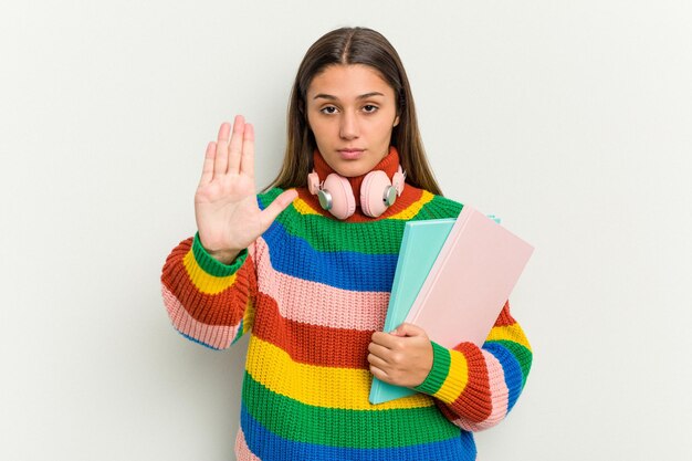 Foto de pie con la mano extendida que muestra la señal de alto que le impide