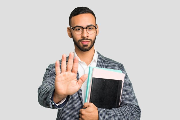 De pie con la mano extendida que muestra la señal de alto que le impide