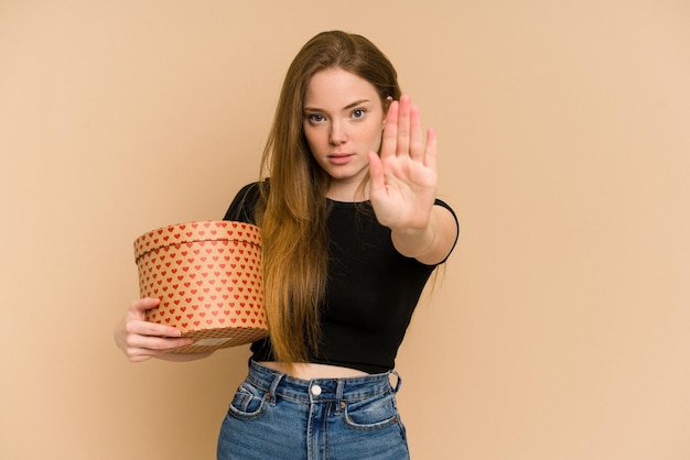 De pie con la mano extendida que muestra la señal de alto que le impide