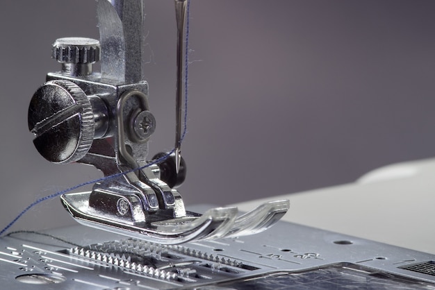 Pie de máquina de coser metálico. Foto macro de luz de estudio