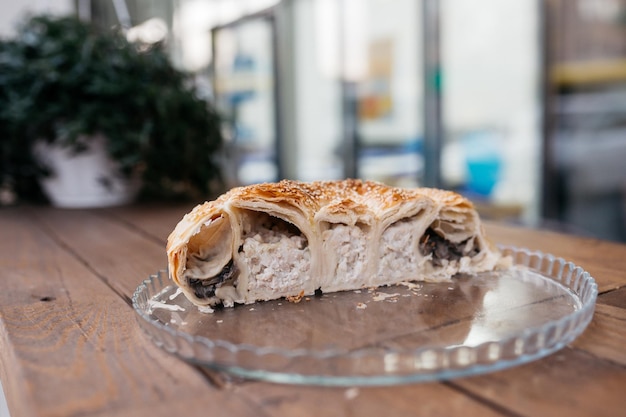 Pie mit Fleischfüllung Leckere Fleischpastete auf dem Tisch