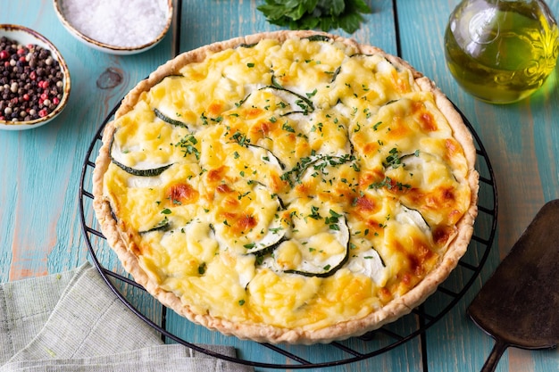 Pie mit zucchini-käse und kräutern quiche vegetarisches essen gesundes essen