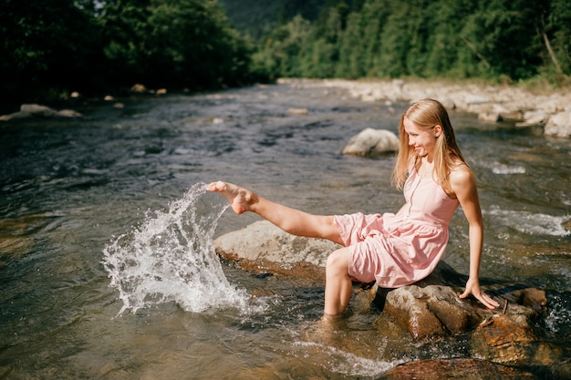 Pie de niña feliz salpicando agua