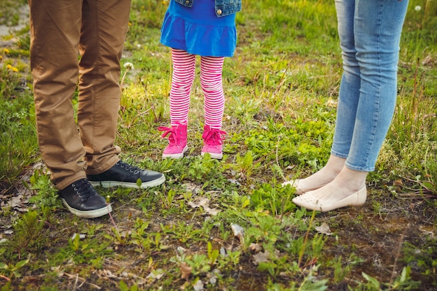 Pie en el niño y los padres durante la caminata.