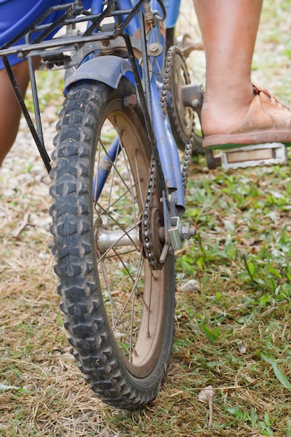 Foto el pie de niño en el pedal de la bicicleta