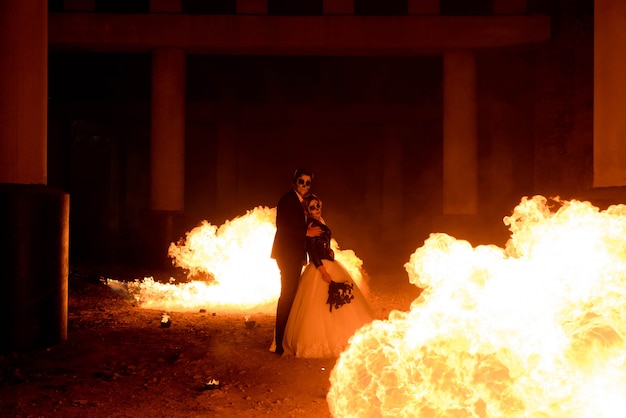 Pie de pareja de halloween con lanzallamas. gran fuego