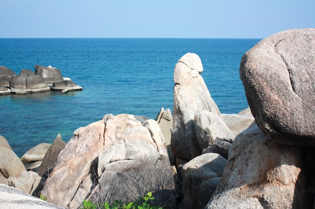 De pie en la playa con aspecto de pene al sur de Tailandia