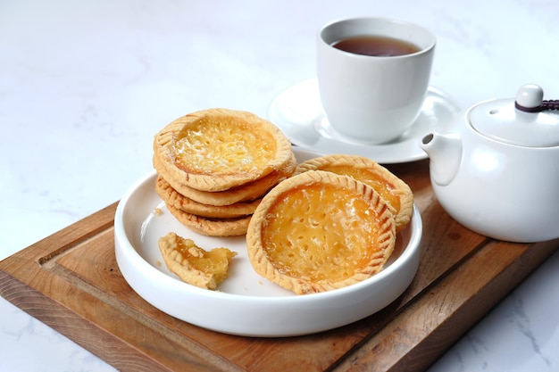 Pie Susu oder Puddingtörtchen ist ein beliebter Snack aus Bali, Indonesia.on weißem Hintergrund